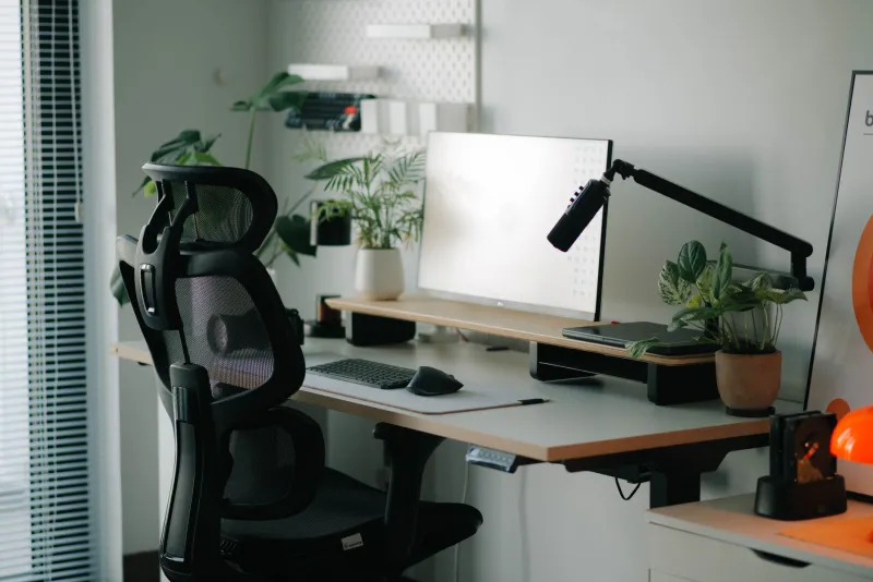 Anxiety-Driven Ergonomics: How Economic Uncertainty Cycles Drive — and Destroy — Home Office Spending